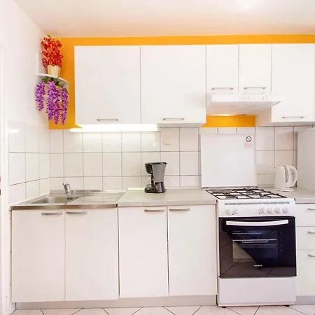 Two-bedroom In Makarska/makarska Riviera 6709 Makarska
